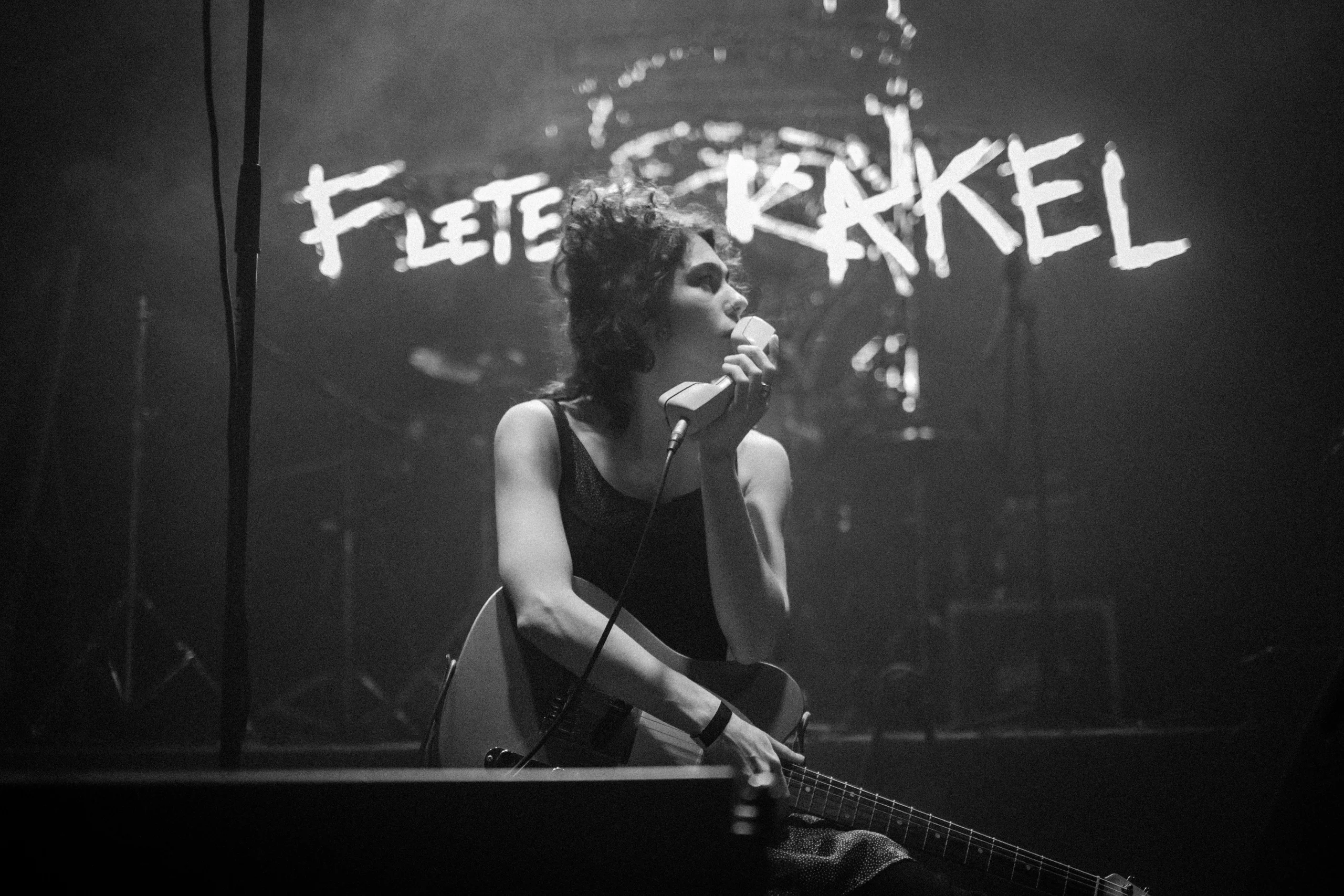 Tres bandas, dos relatos y una llamada violeta. Entre música y lluvia: una noche en Roxy